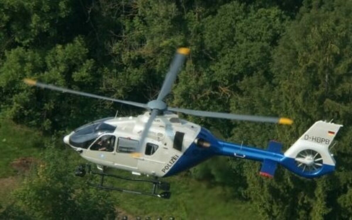 Ein Polizeihubschrauber sucht ein Waldstück ab Ein Polizeihubschrauber sucht ein Waldstück ab